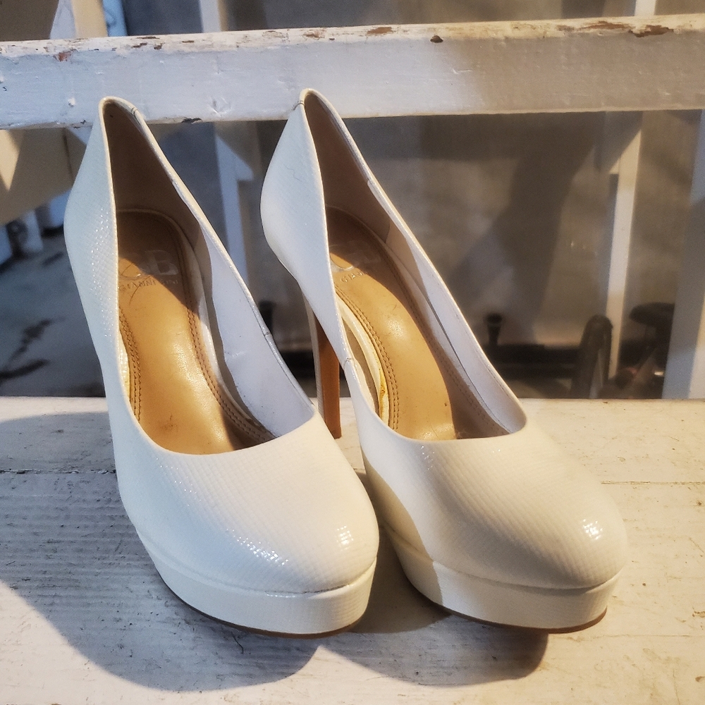Gianna Bini white platform stilettos size 6